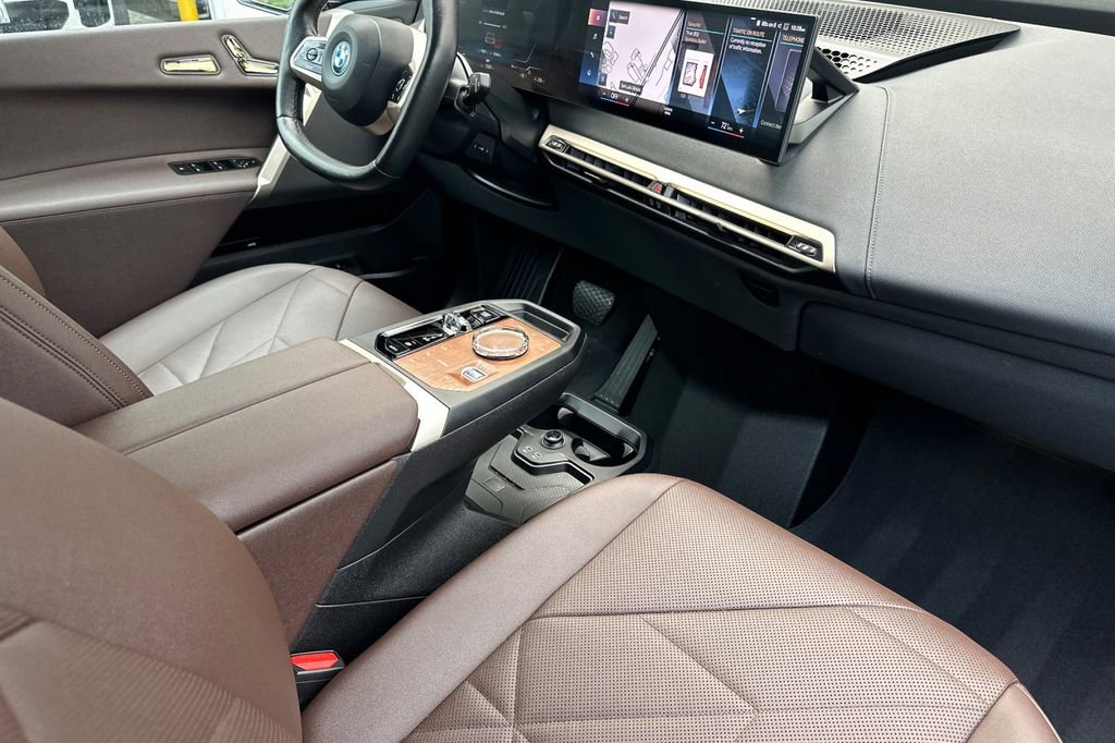 Used 2023 BMW iX xDrive50 w/ Premium Package image 17