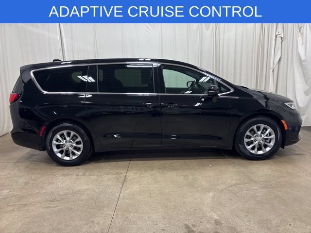 Used 2026 Chrysler Pacifica Limited FWD image 2
