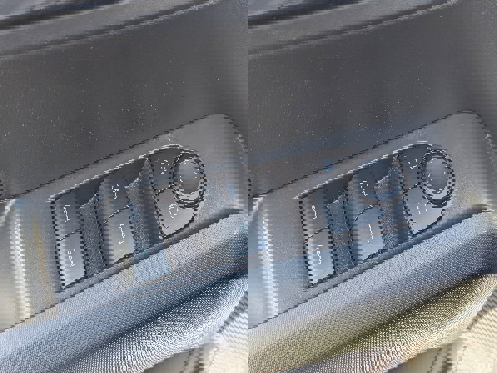 Used 2025 GMC Canyon Elevation image 25