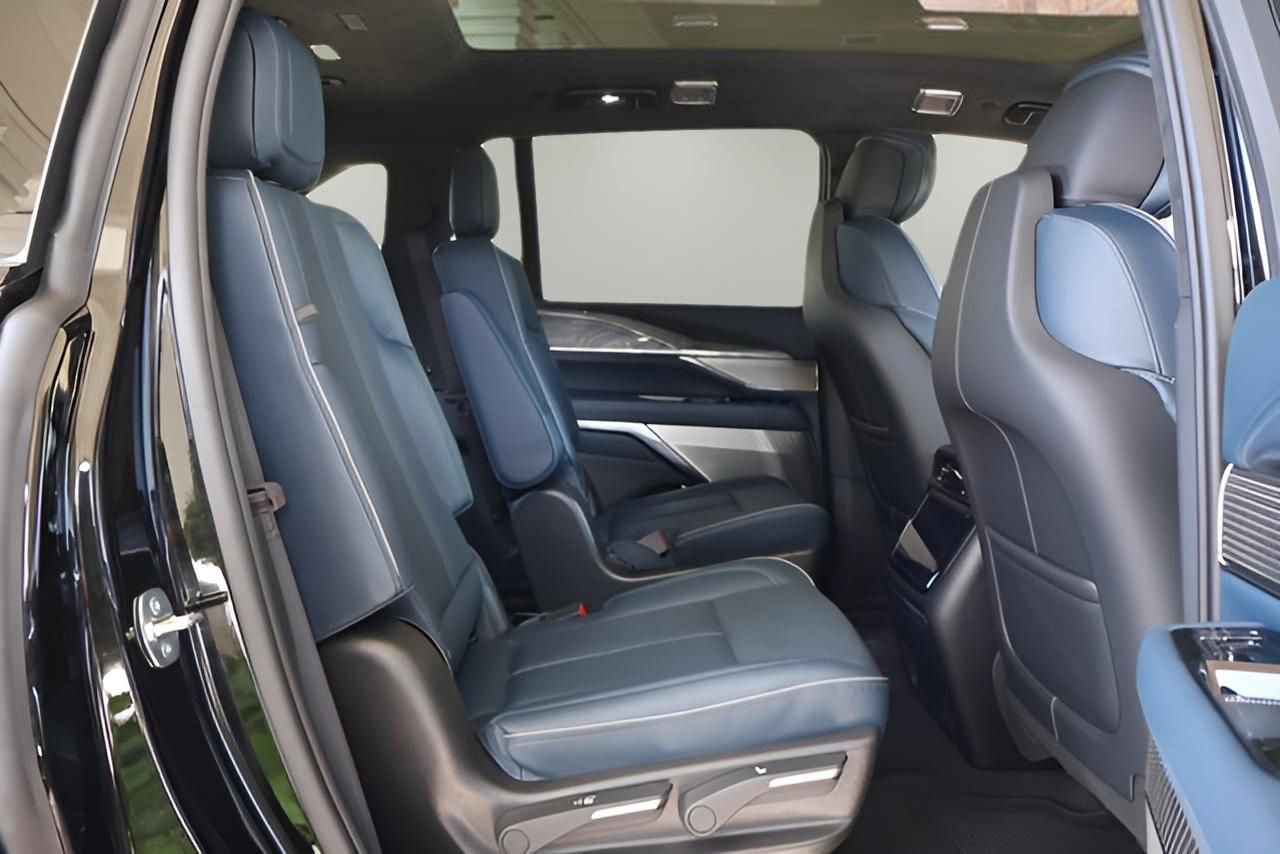 New 2025 Cadillac Escalade IQ Luxury 2 w/ LPO, Radiant Package image 15