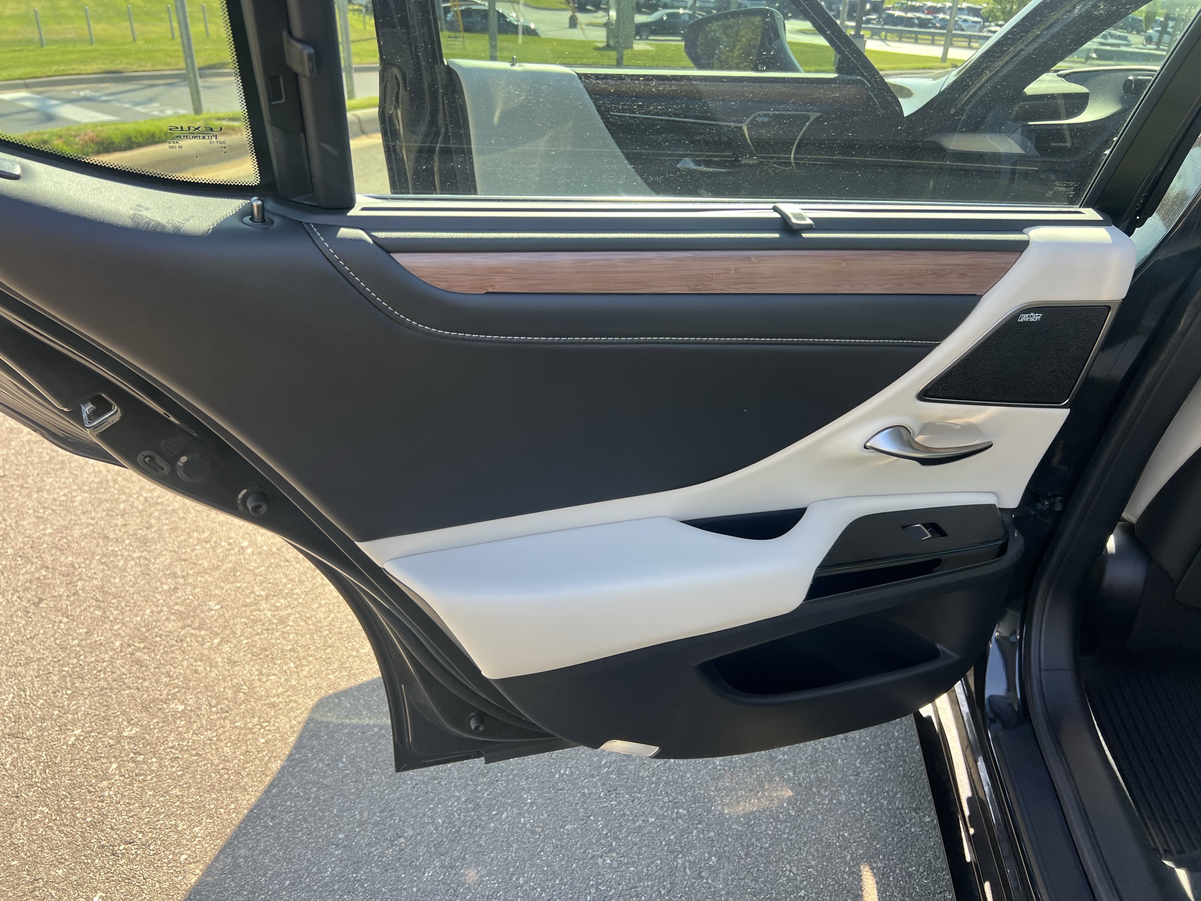 Used 2025 Lexus ES 350 Ultra Luxury w/ Accessory Package (Z2) FWD image 31