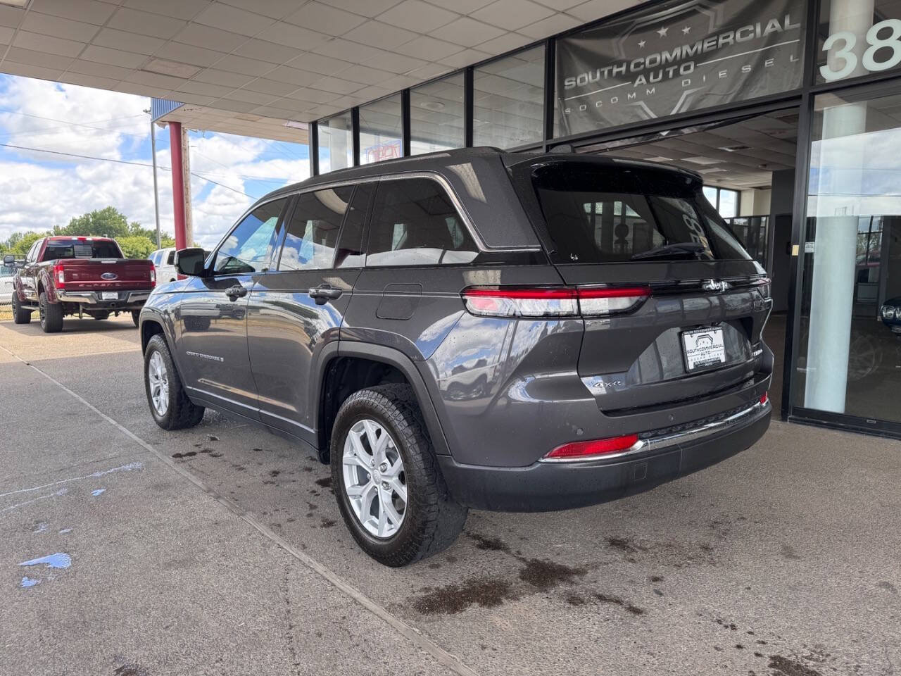 Used 2023 Jeep Grand Cherokee Limited AWD/4WD image 3