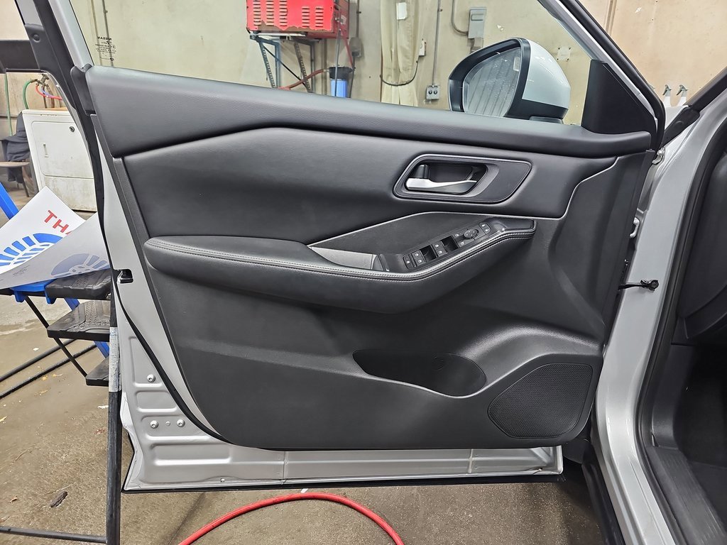 Used 2024 Nissan Rogue SV image 26