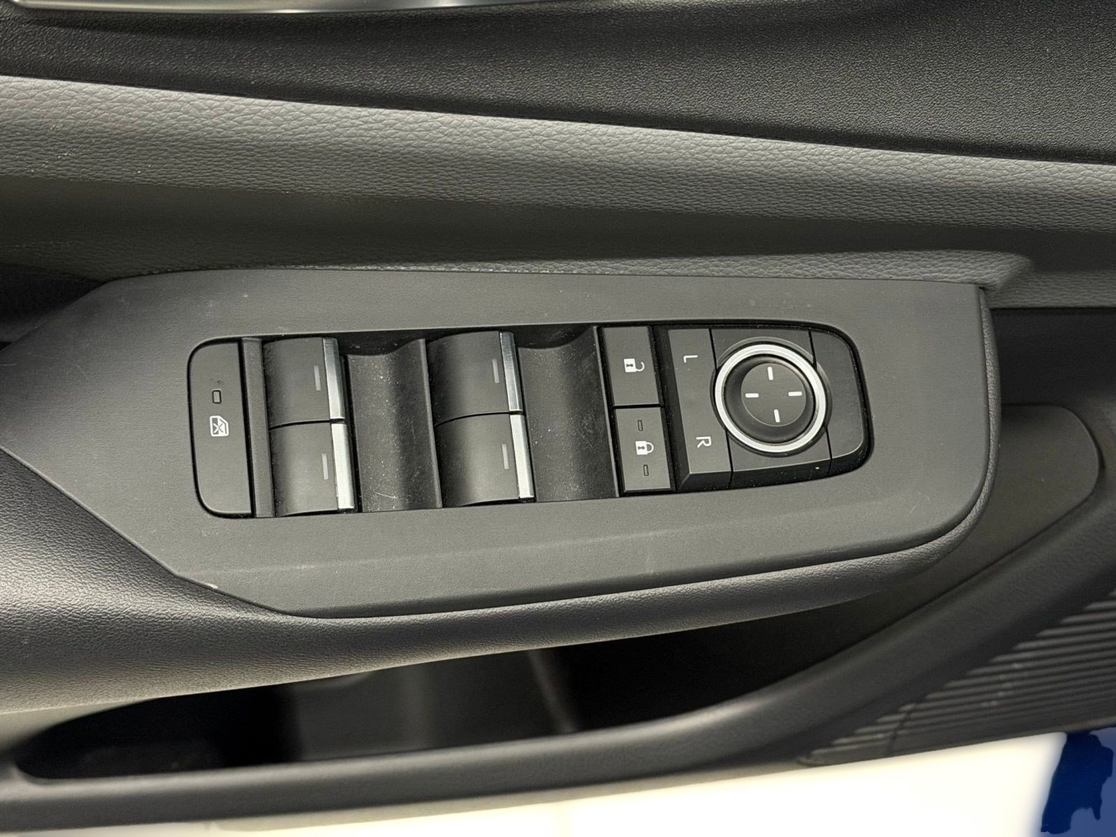 Used 2023 Toyota Prius XLE AWD/4WD image 18