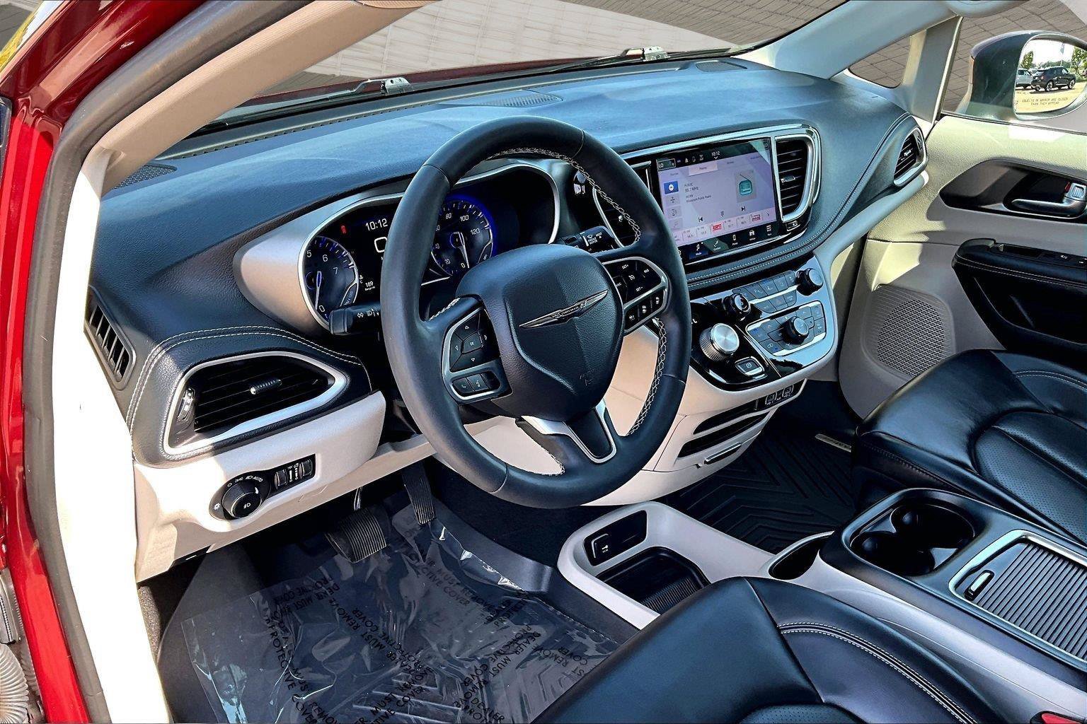 Used 2023 Chrysler Pacifica Touring-L AWD/4WD image 8