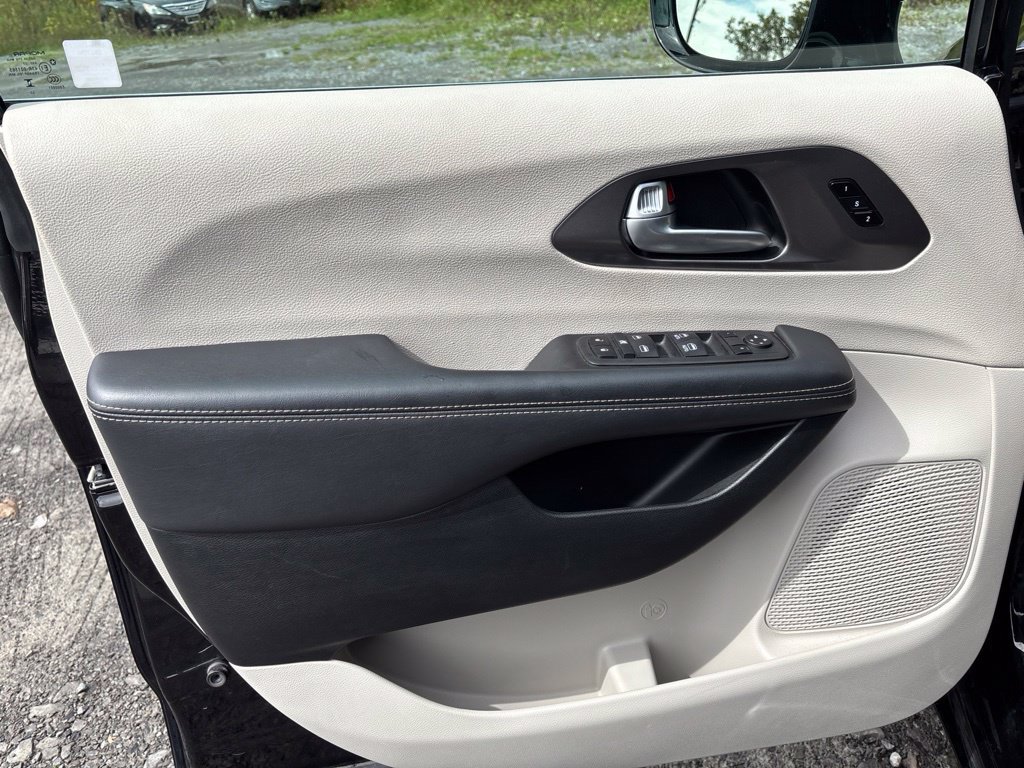 Used 2024 Chrysler Pacifica Touring-L FWD image 11