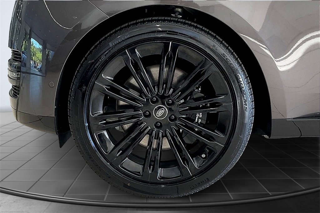 New 2025 Land Rover Range Rover Long Wheelbase SE image 11