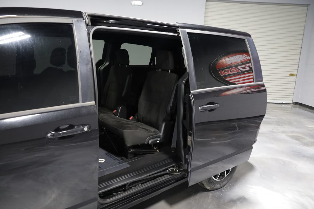 Used 2018 Dodge Grand Caravan SE FWD image 15