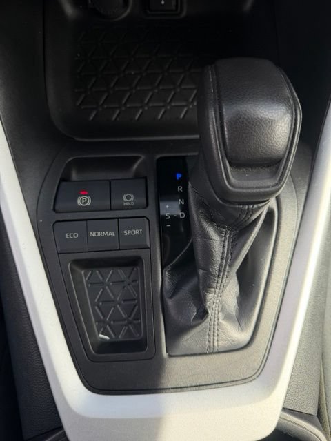 Used 2021 Toyota RAV4 LE FWD image 20