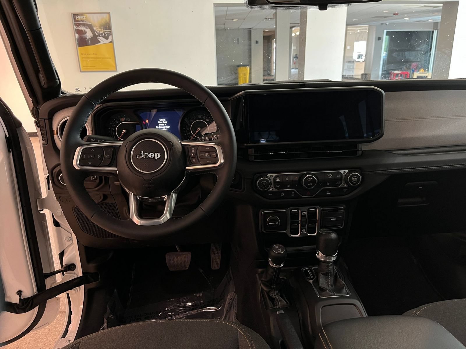 Used 2025 Jeep Wrangler Unlimited Sahara AWD/4WD image 34