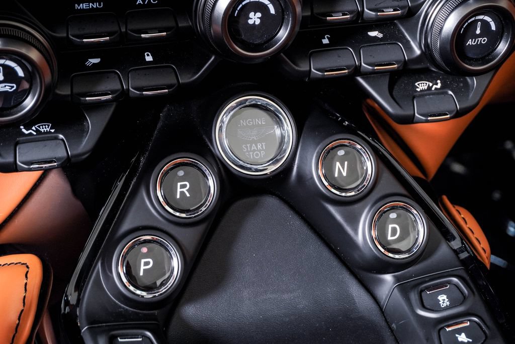 Used 2023 Aston Martin V8 Vantage Roadster RWD image 33