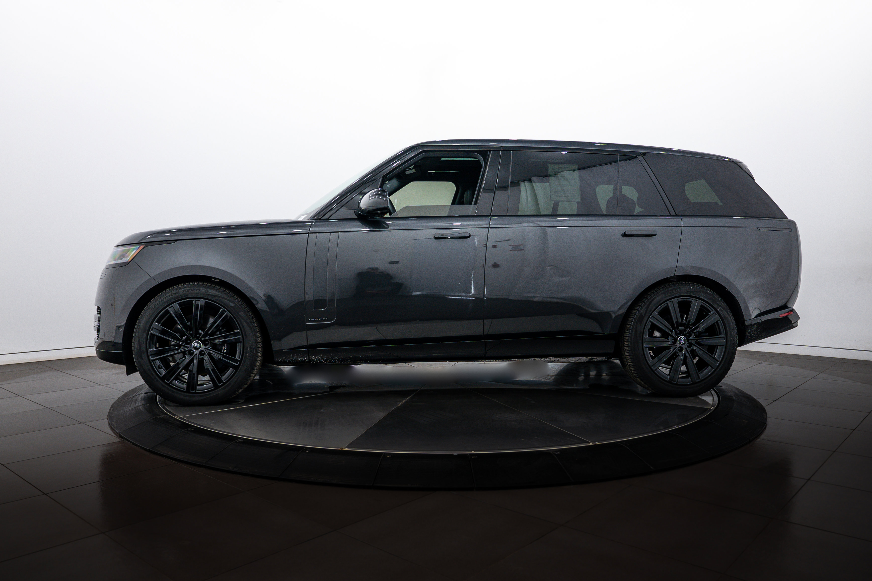 Used 2024 Land Rover Range Rover Long Wheelbase Autobiography image 2