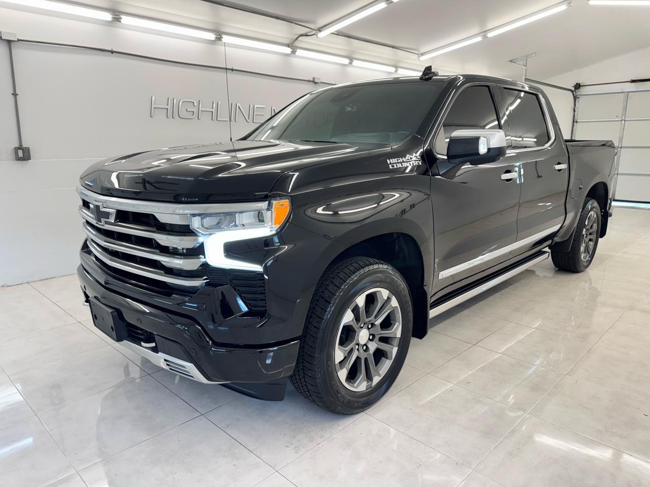 Used 2023 Chevrolet Silverado 1500 High Country w/ Technology Package AWD/4WD image 1