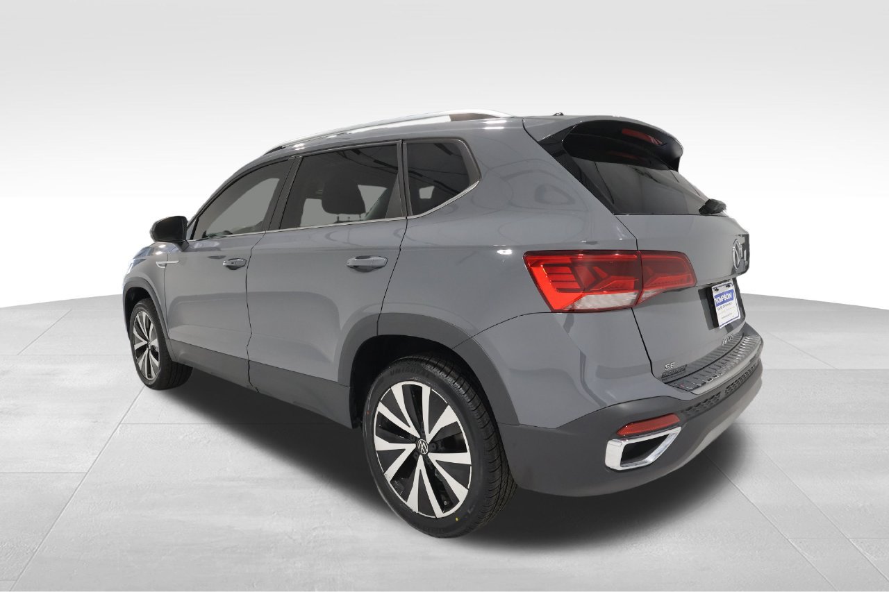 Used 2023 Volkswagen Taos SE FWD image 2