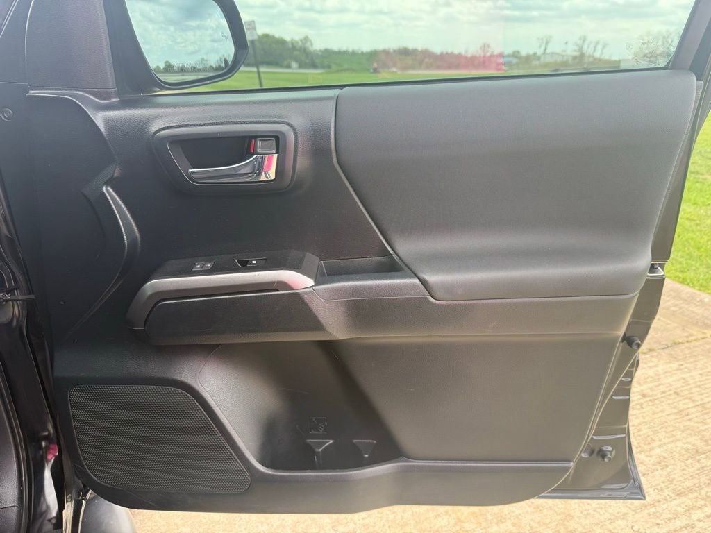 Used 2016 Toyota Tacoma TRD Sport w/ Premium & Technology Package AWD/4WD image 17