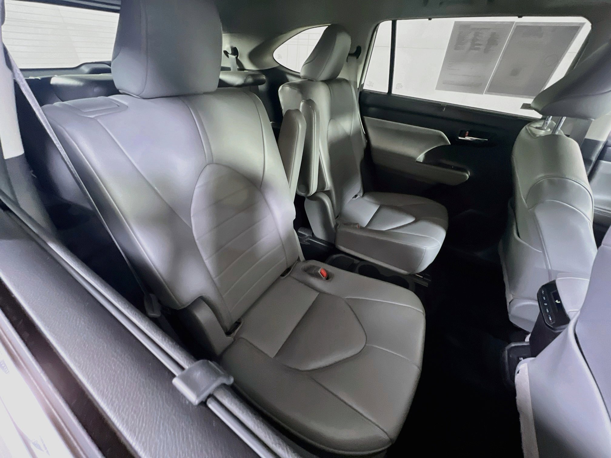 Used 2021 Toyota Highlander XLE AWD/4WD image 27