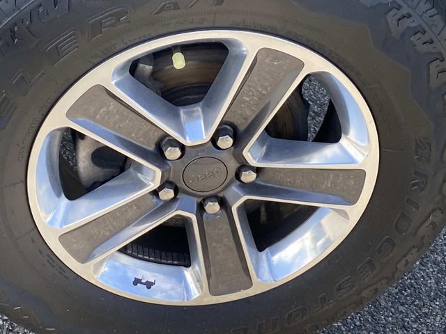 Used 2019 Jeep Wrangler Unlimited Sahara w/ Dual Top Group AWD/4WD image 33