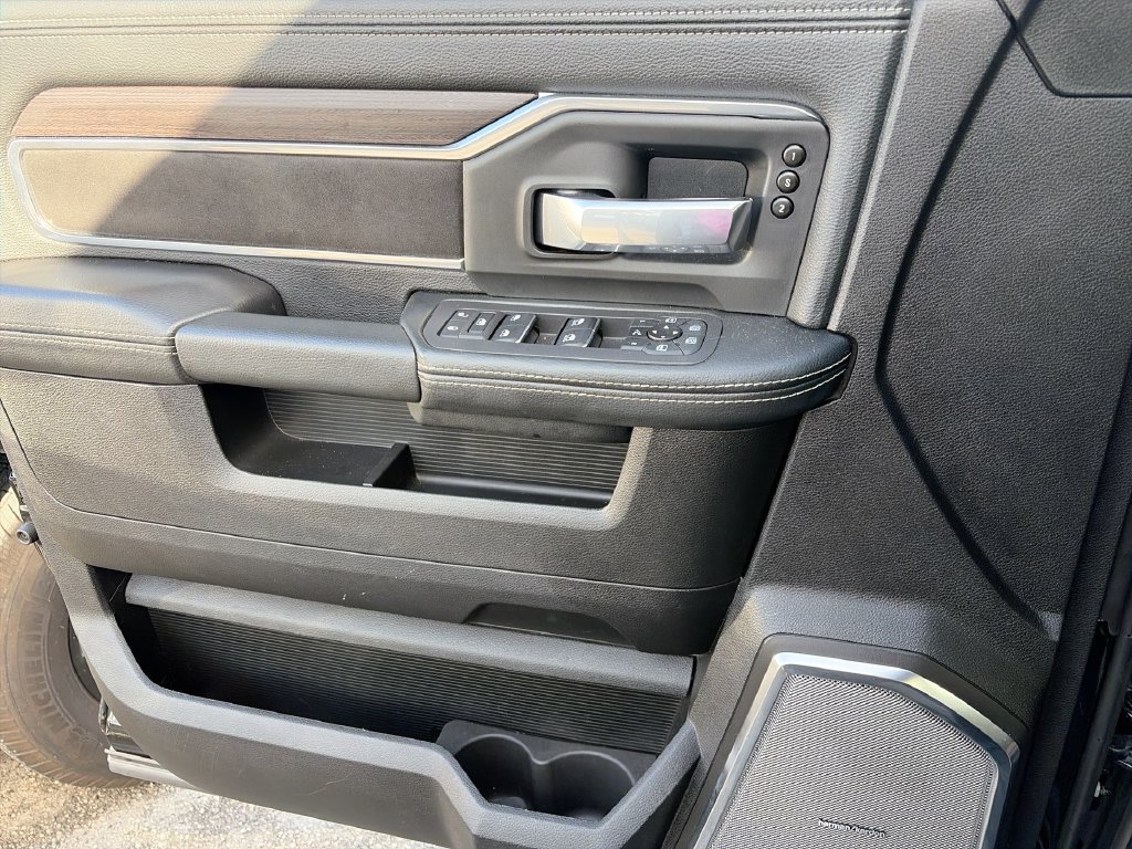 Used 2025 RAM 3500 Laramie AWD/4WD image 15