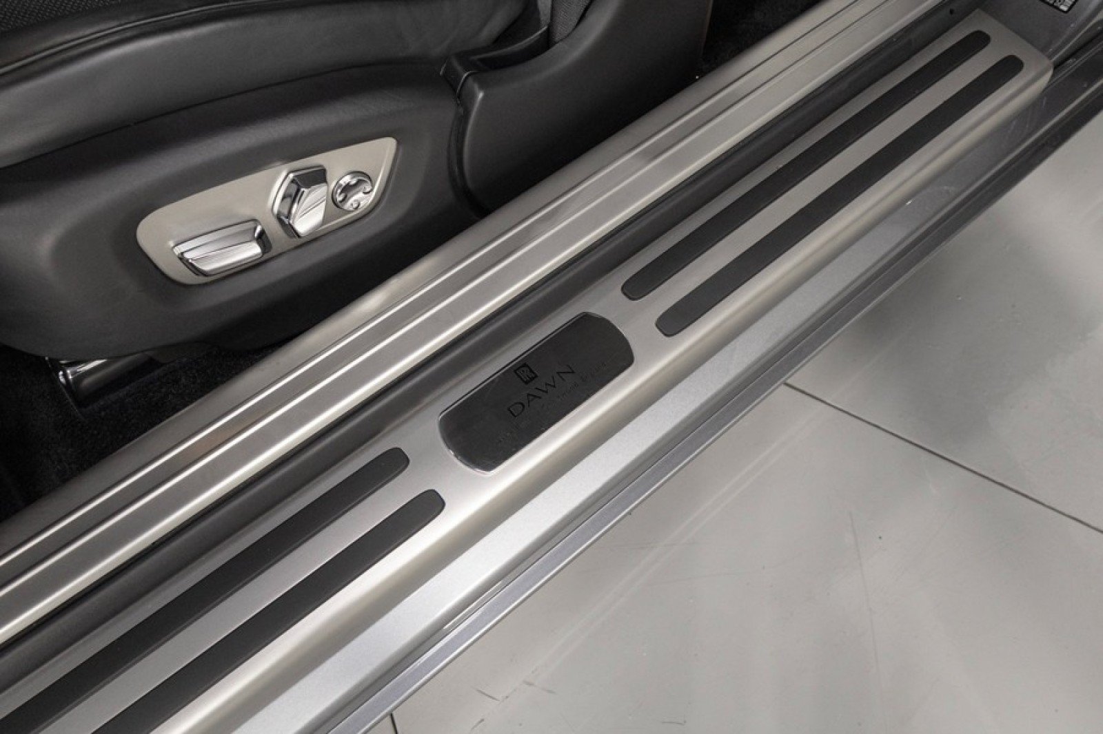 Used 2019 Rolls-Royce Dawn RWD image 41
