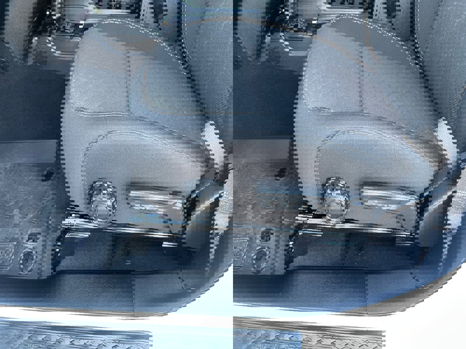 Used 2025 Jeep Gladiator Mojave w/ Convenience Group image 15