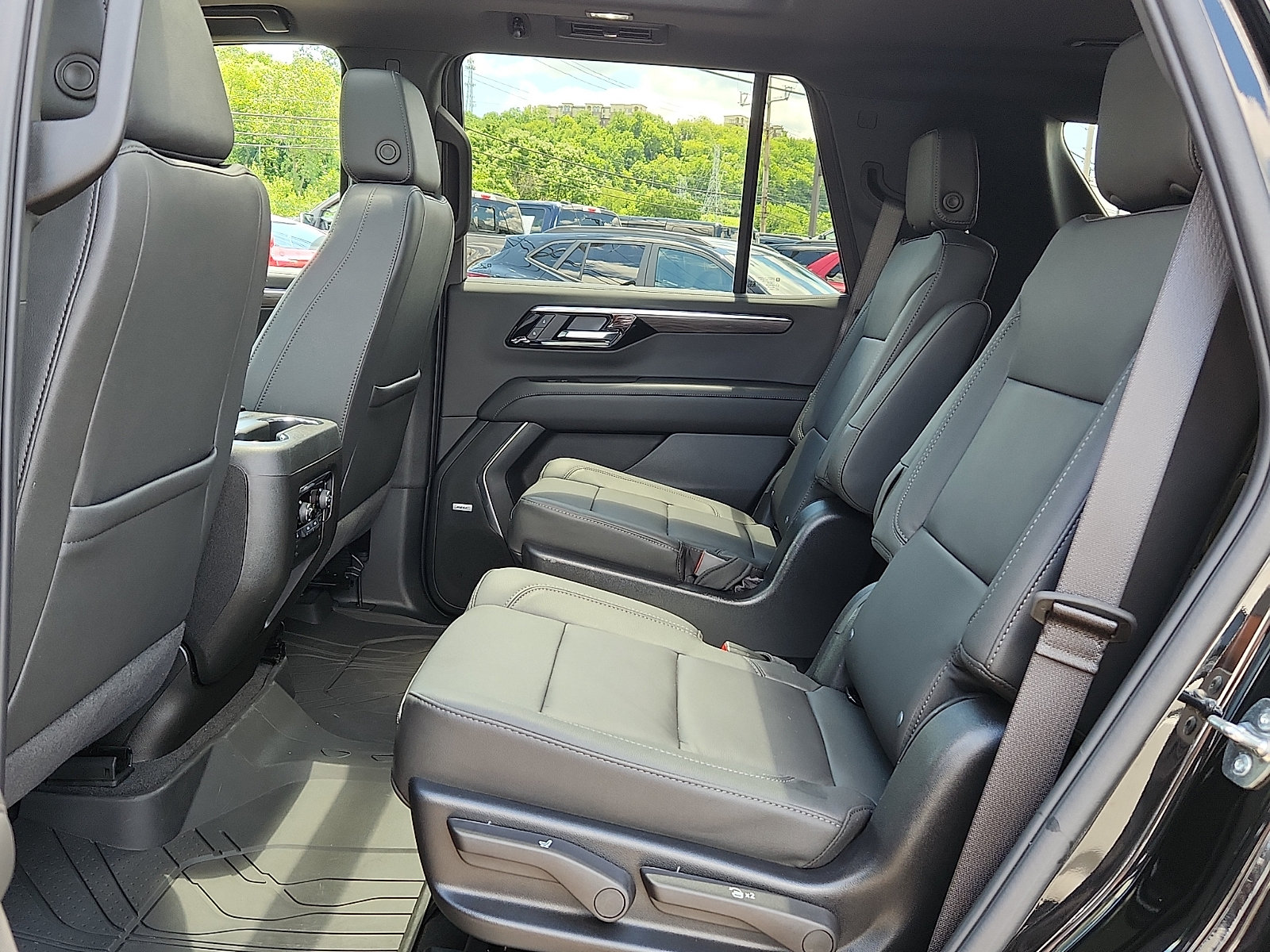 Used 2025 Chevrolet Tahoe Z71 w/ Z71 Off-Road Package AWD/4WD image 10