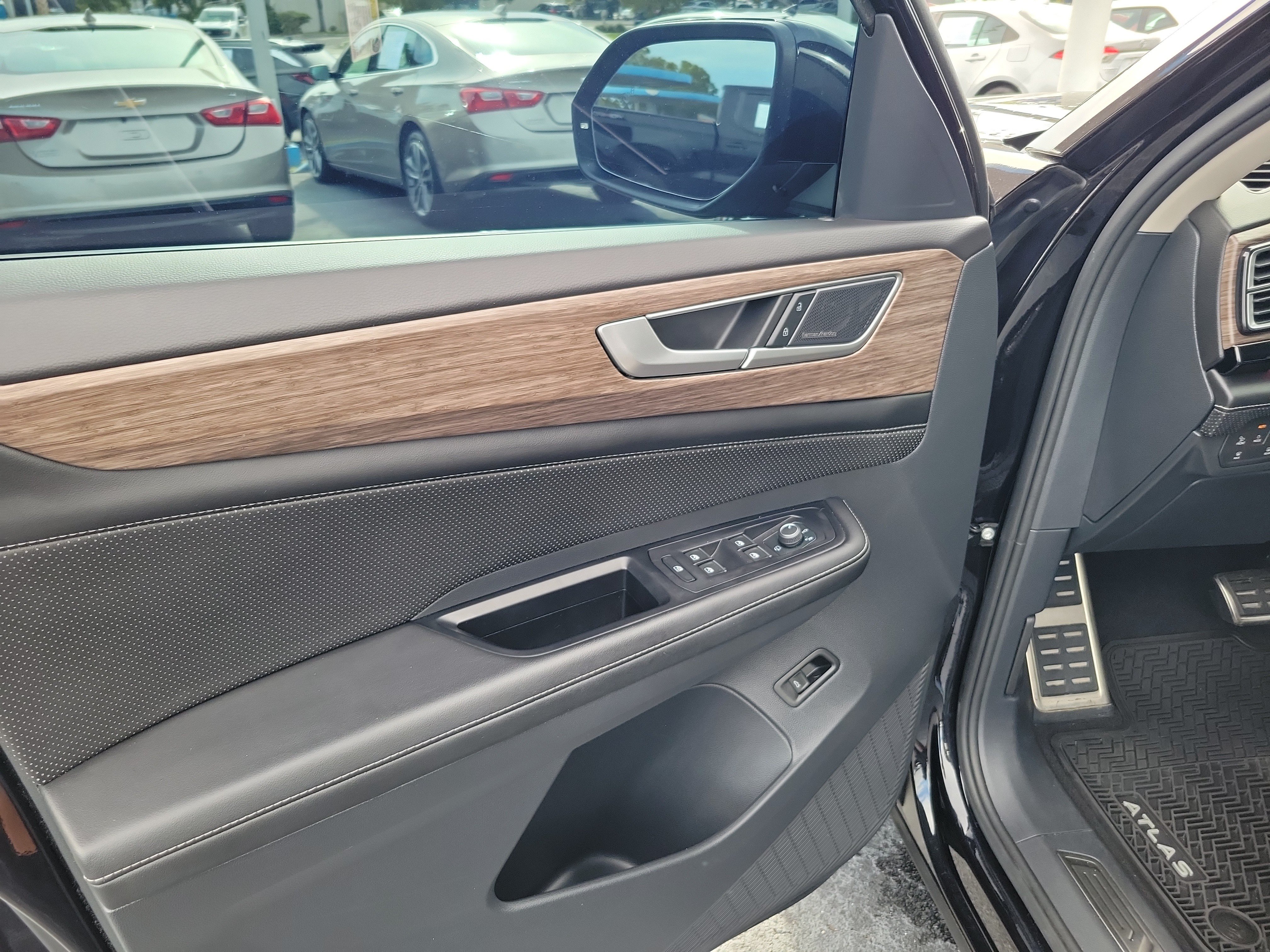 Used 2024 Volkswagen Atlas SEL Premium R-Line AWD/4WD image 19