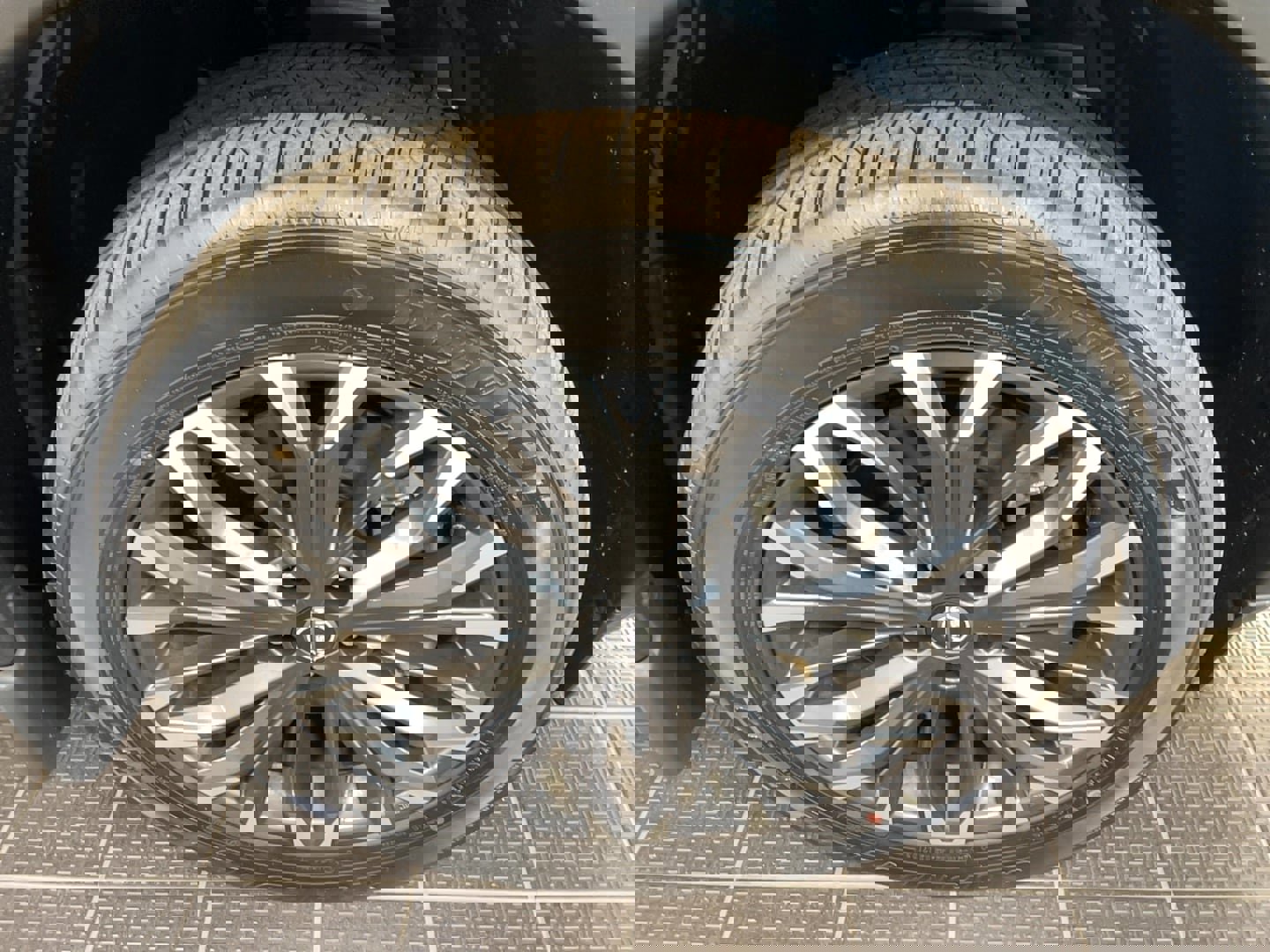 Used 2025 Nissan Rogue SL w/ Tech Package image 7