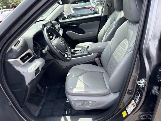Used 2021 Toyota Highlander XLE AWD/4WD image 14