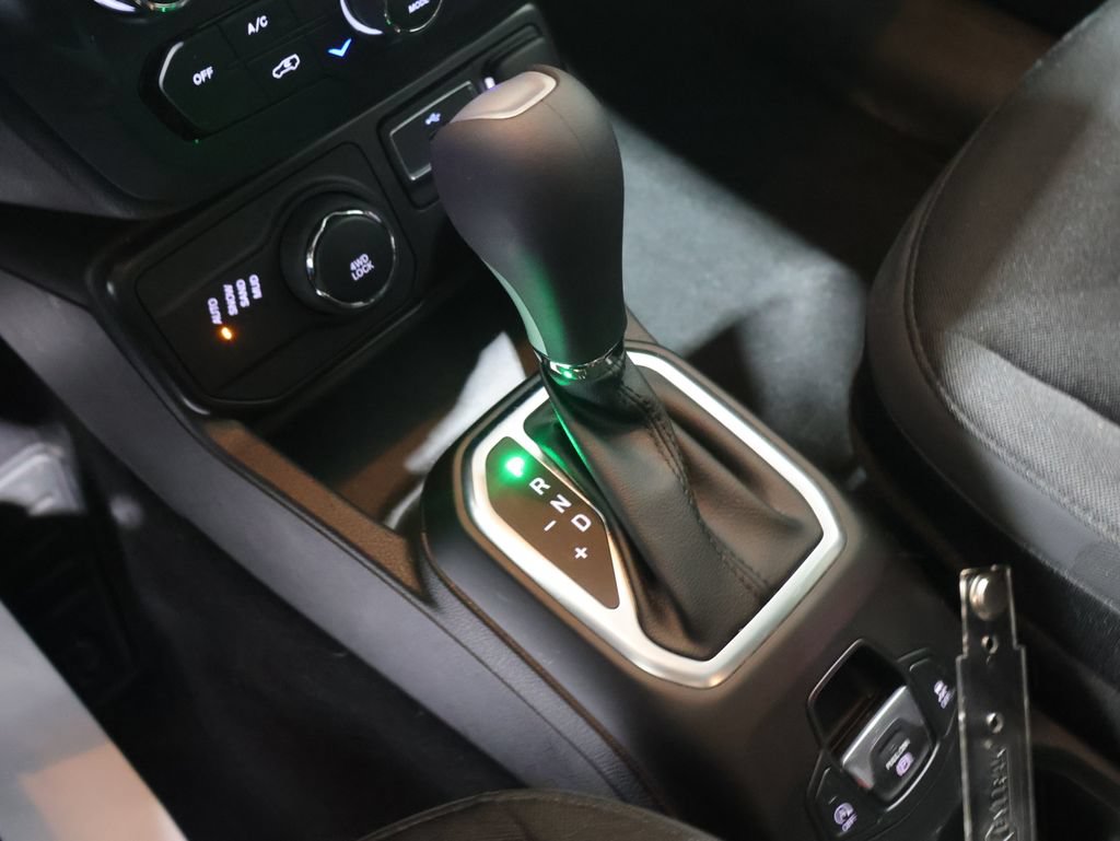 Certified 2023 Jeep Renegade Latitude w/ Premium Group AWD/4WD image 32