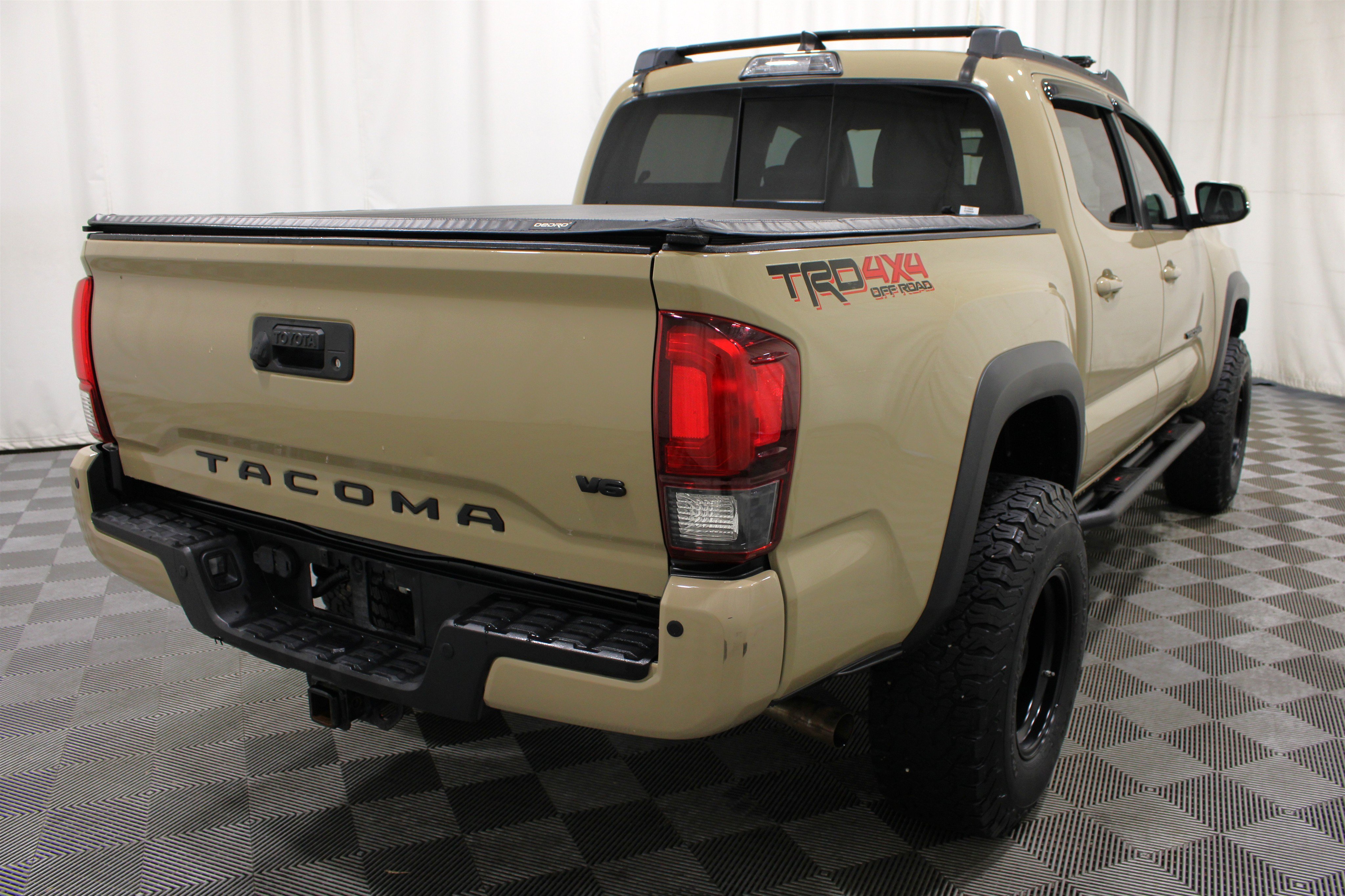 Used 2018 Toyota Tacoma TRD Off-Road w/ Technology Package AWD/4WD image 27
