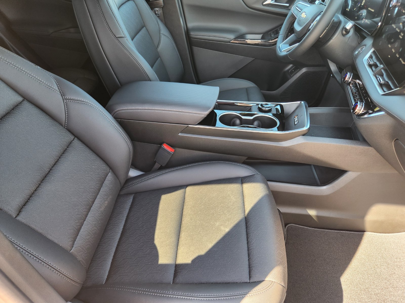 New 2027 Chevrolet Equinox LT w/ Convenience Package II FWD image 13