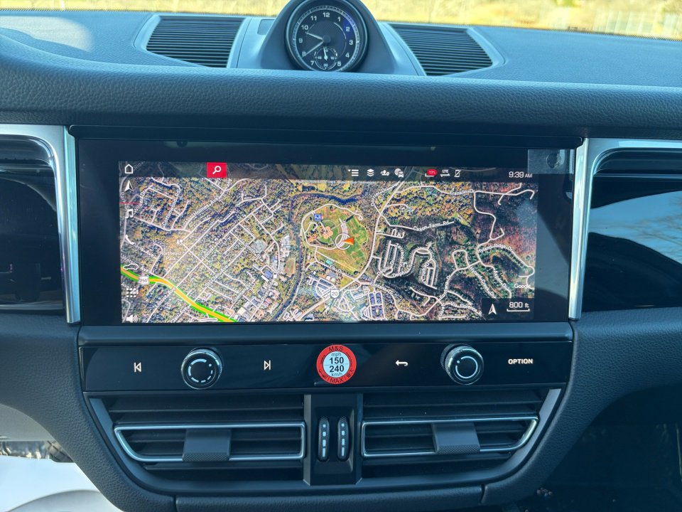 Certified 2025 Porsche Macan image 22