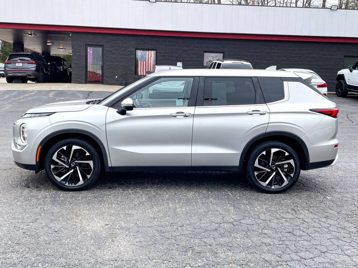 Used 2022 Mitsubishi Outlander SE image 3