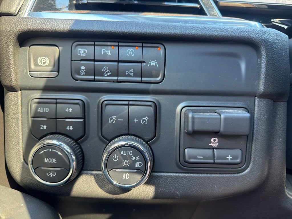 Used 2025 Chevrolet Tahoe High Country AWD/4WD image 24