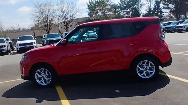 Certified 2025 Kia Soul LX w/ LX Technology Package FWD image 8