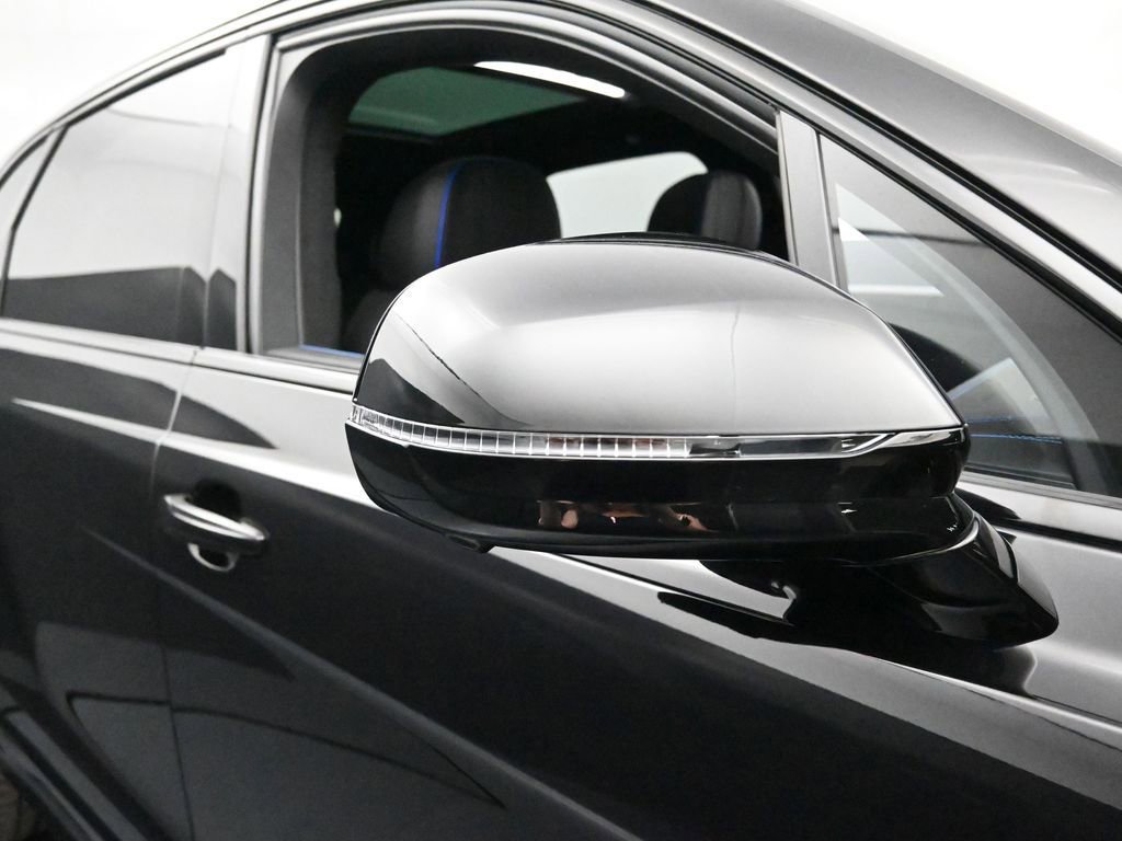 Used 2025 Bentley Bentayga image 19