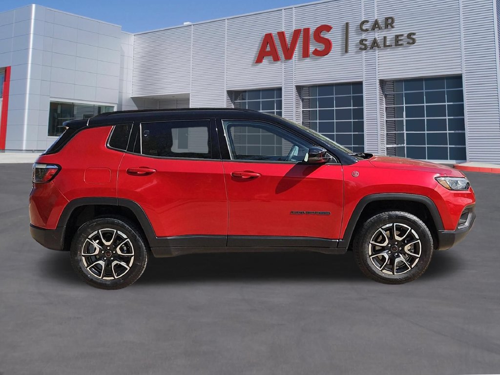 Used 2025 Jeep Compass Trailhawk AWD/4WD image 5