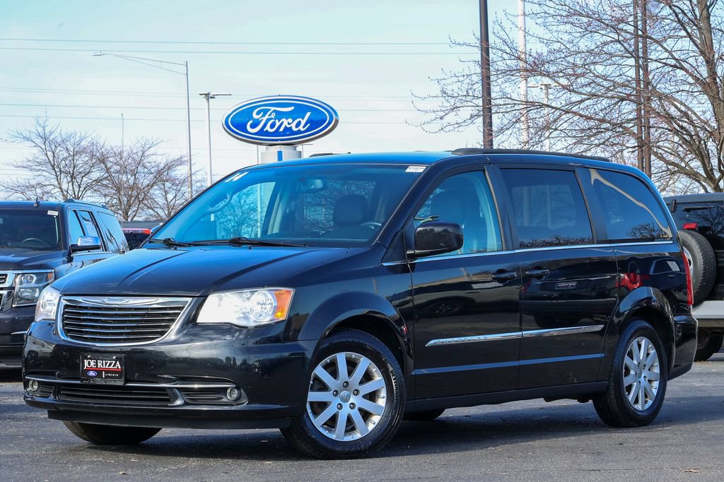 Used 2014 Chrysler Town & Country Touring FWD image 2