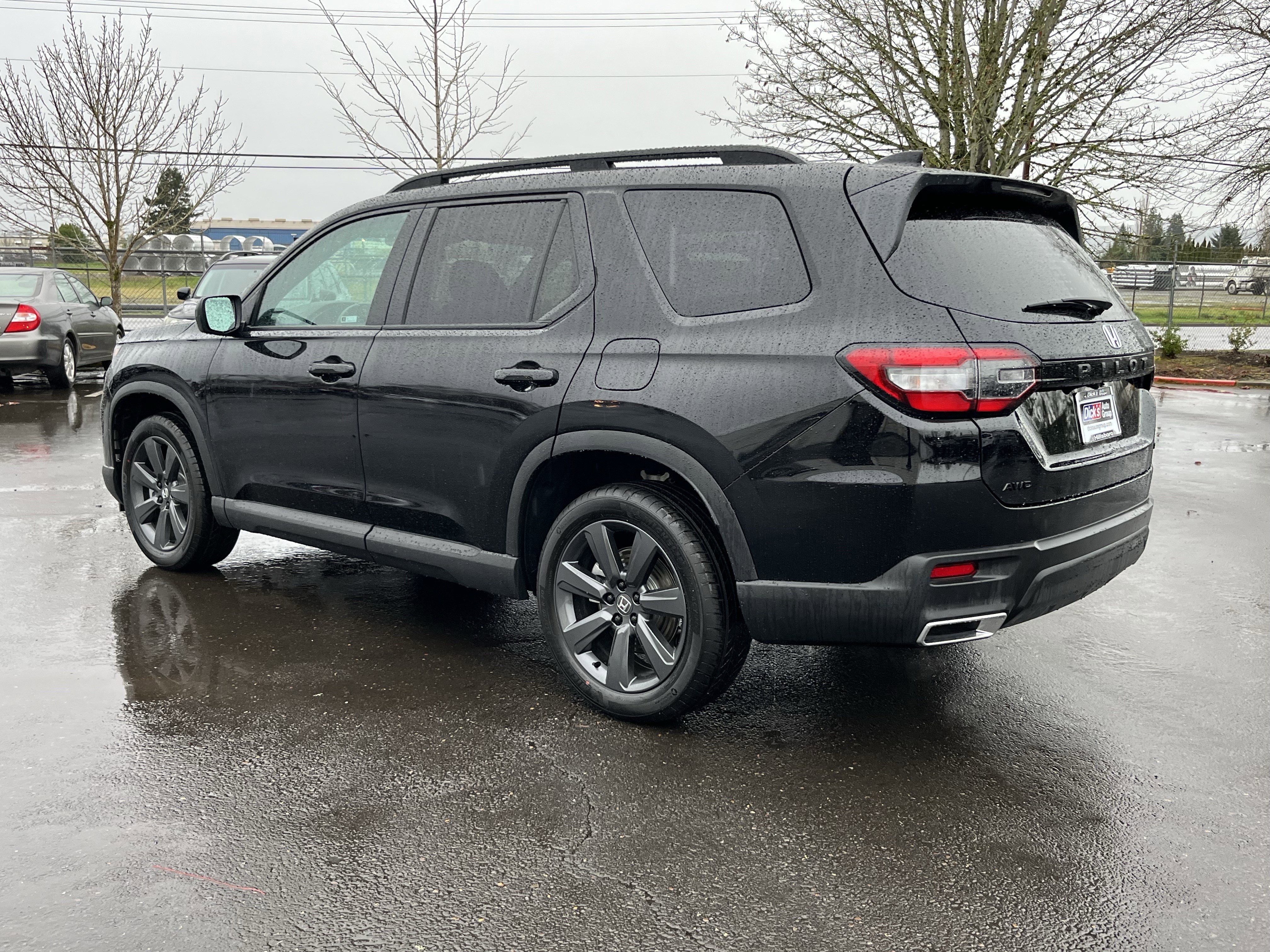 Used 2025 Honda Pilot Sport image 3