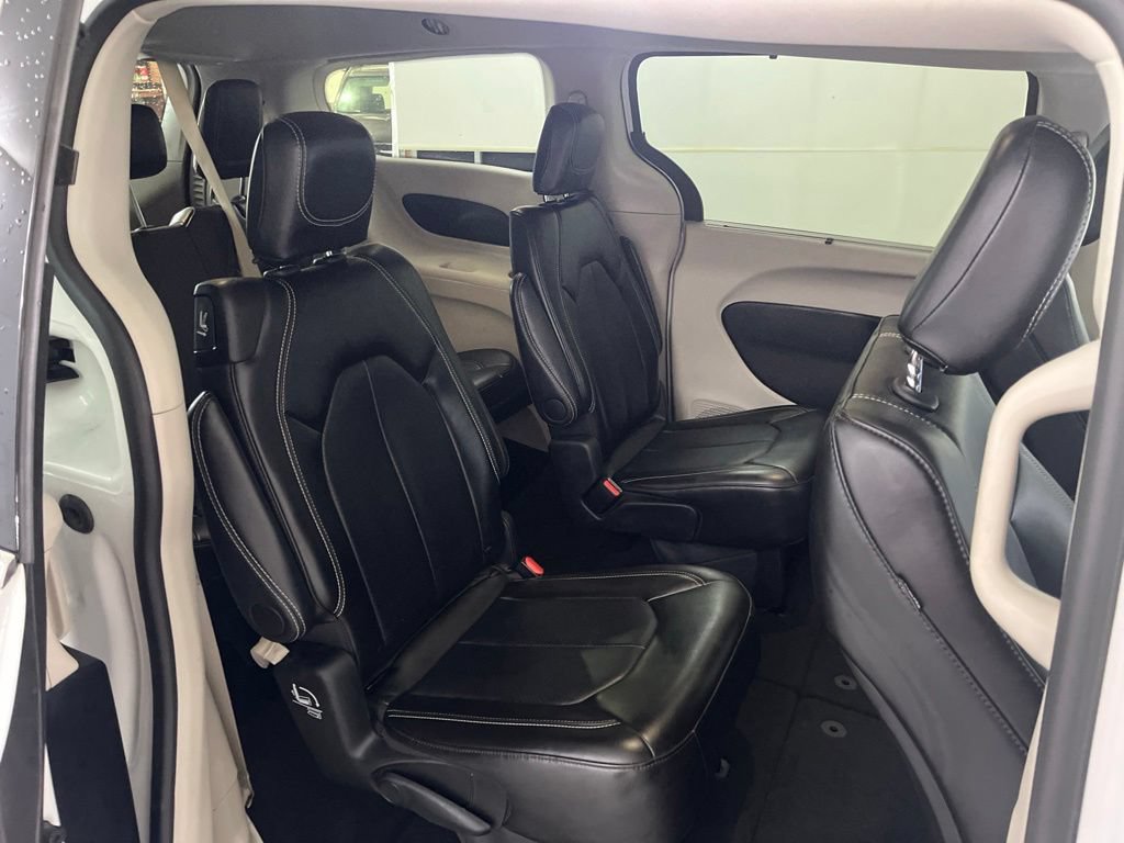 Used 2024 Chrysler Pacifica Touring-L FWD image 22