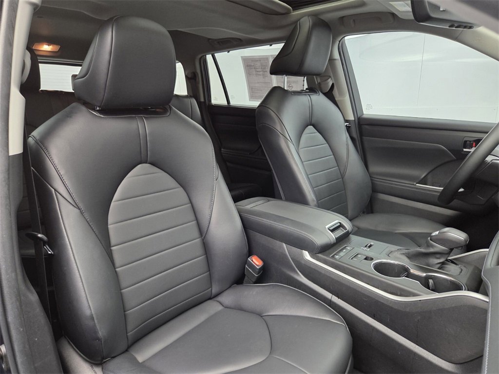 Used 2022 Toyota Highlander XLE image 10