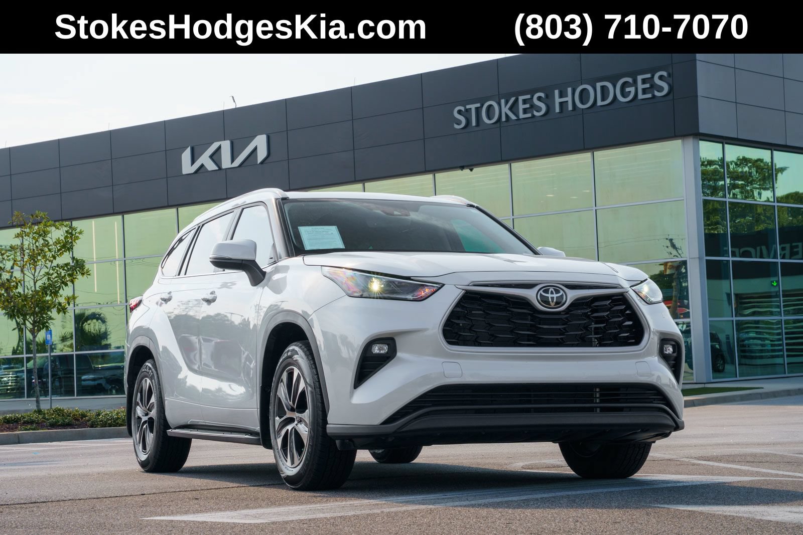 Used 2023 Toyota Highlander XLE FWD image 1