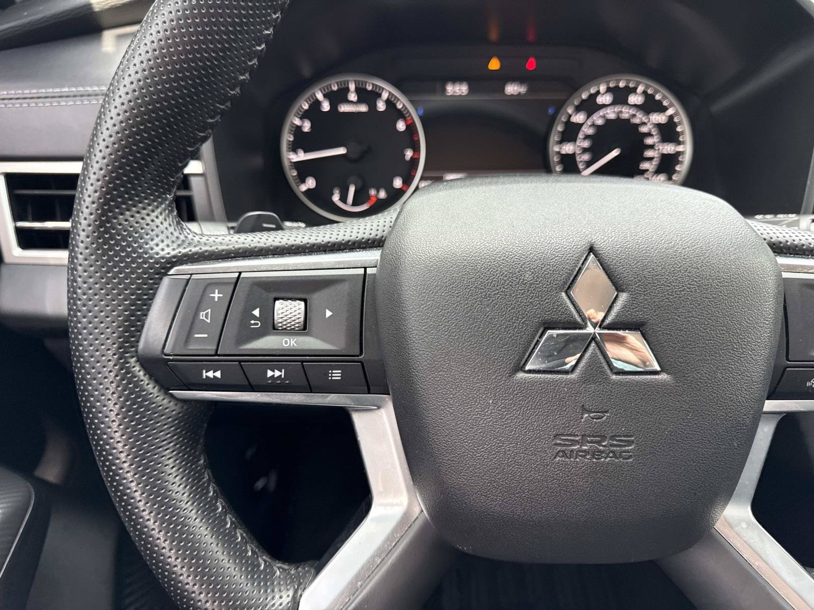 Used 2024 Mitsubishi Outlander SE Black Edition FWD image 16