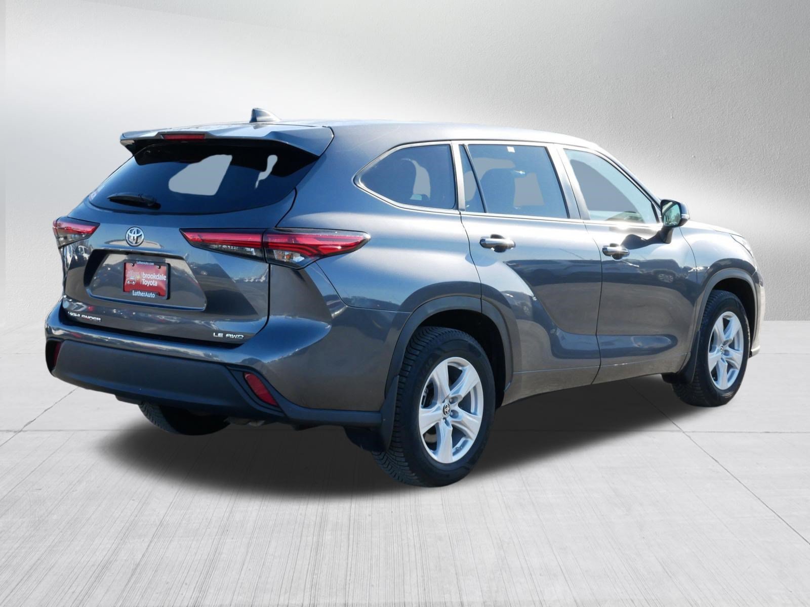 Used 2023 Toyota Highlander LE AWD/4WD image 7