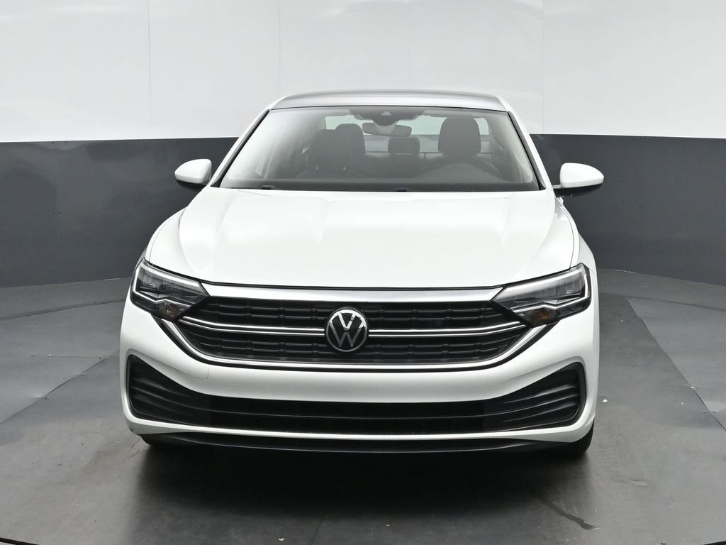 Used 2024 Volkswagen Jetta SE FWD image 2
