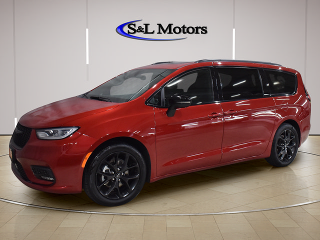 Certified 2025 Chrysler Pacifica Limited FWD image 3
