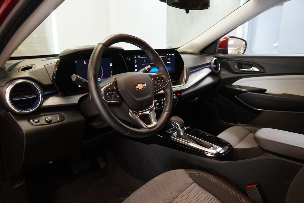 Used 2025 Chevrolet Trax LT w/ Driver Confidence Package FWD image 5