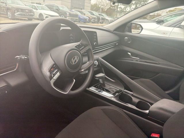Used 2025 Hyundai Elantra Blue image 10