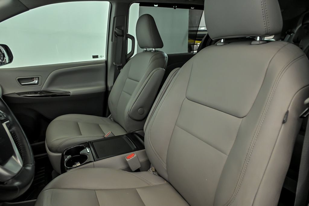 Used 2020 Toyota Sienna XLE FWD image 13