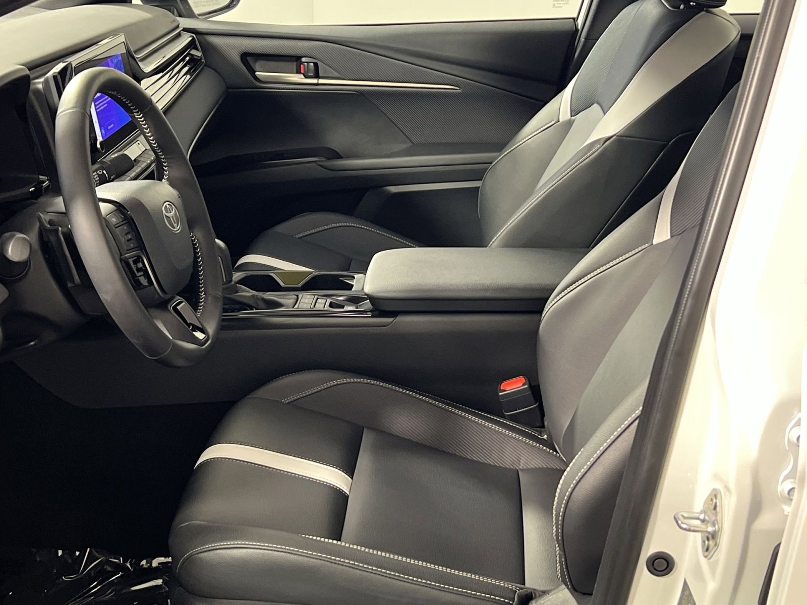 Used 2025 Toyota Camry SE image 13